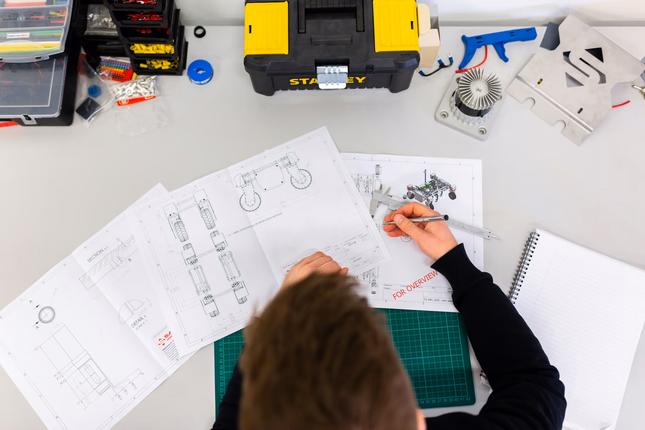 Poste de travail pour design et relecture produit.