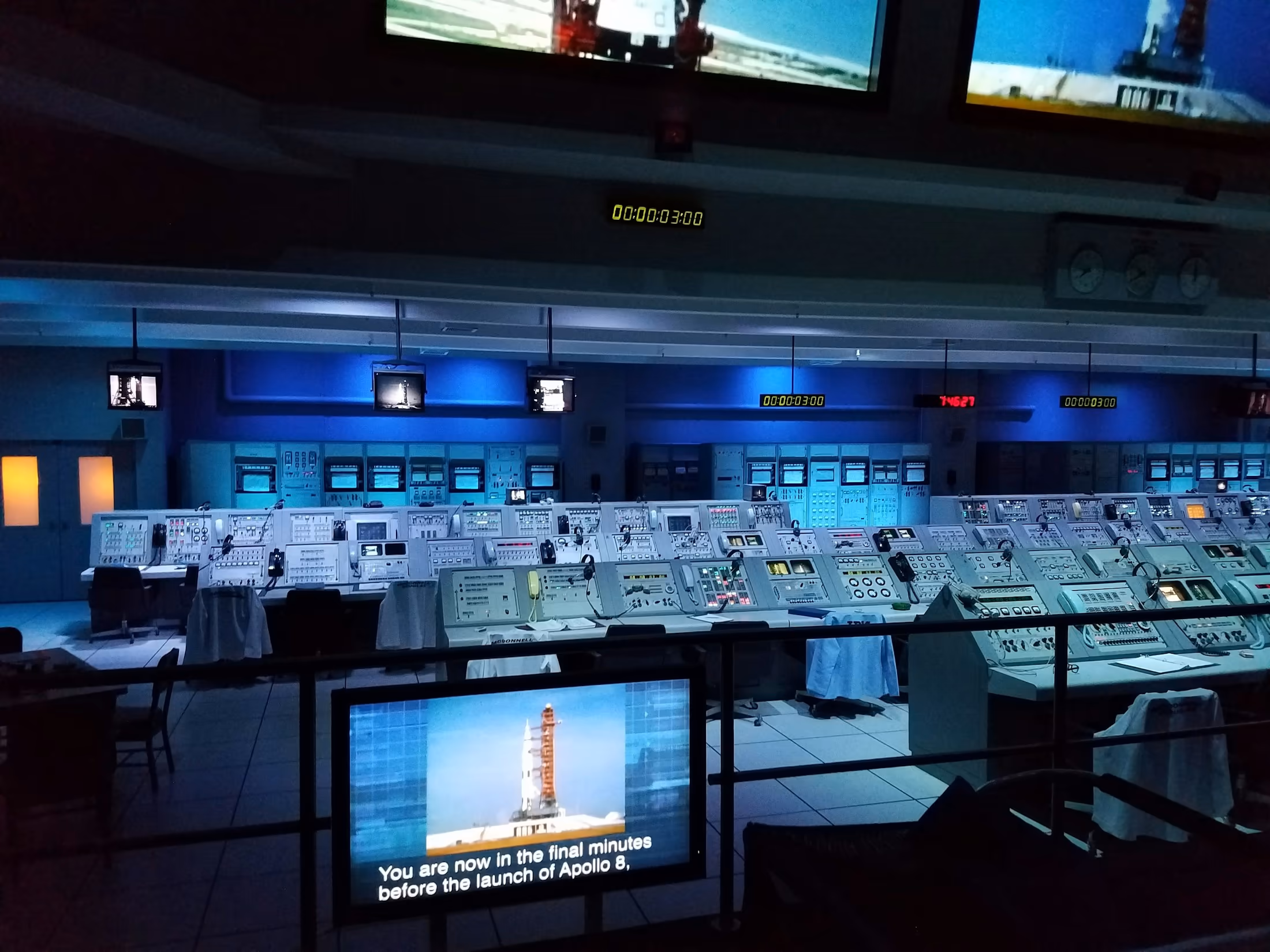 Console de mission multi-écrans, supervision opérationnelle.